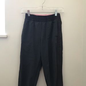 Ivivva grey cropped joggers.